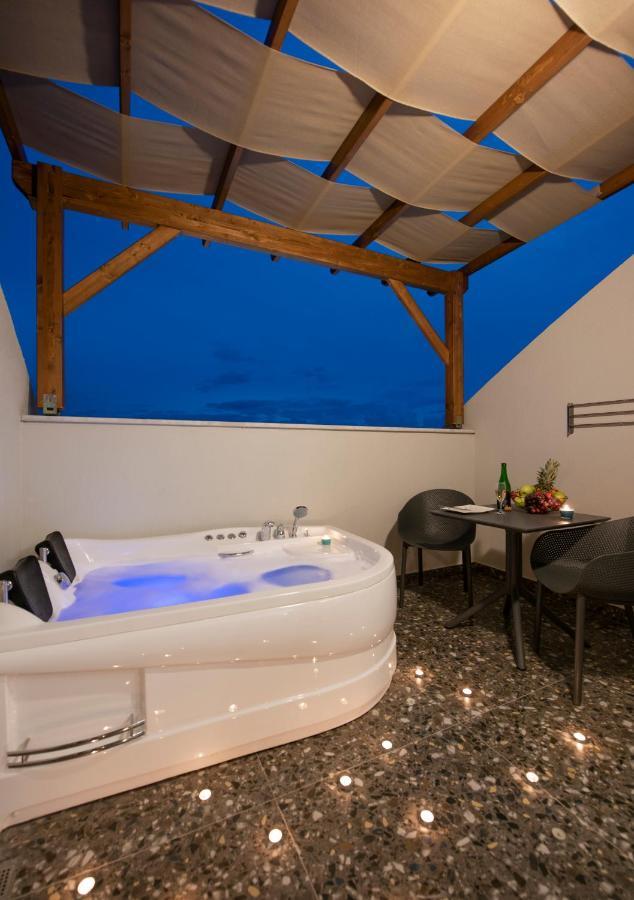 A Suite Side Exterior foto